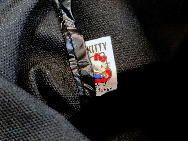 内部に「50周年」のオリジナルタグ（トート）