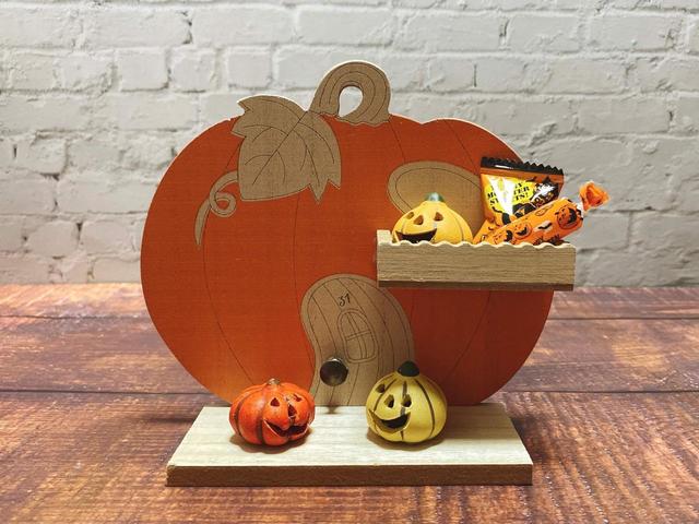 【ナチュラルキッチン】ミニカボチャオブジェとお菓子を飾るとかわいい