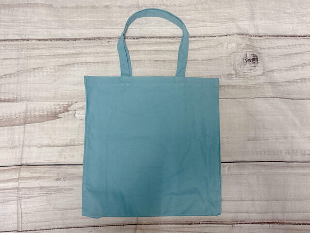 バックは装飾がないシンプルなデザイン