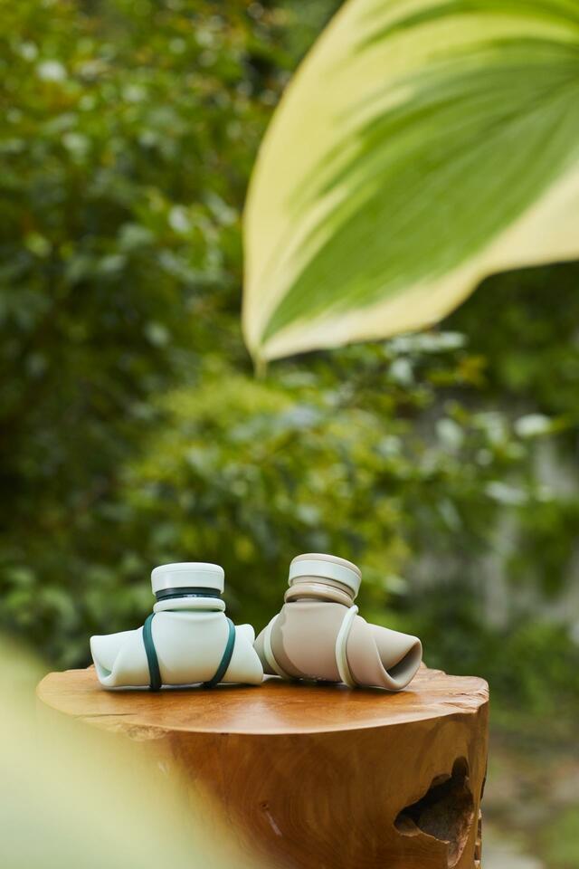 やわらかいシリコン製で小さく丸めて収納が可能！【スターバックス「タンブラー部」】