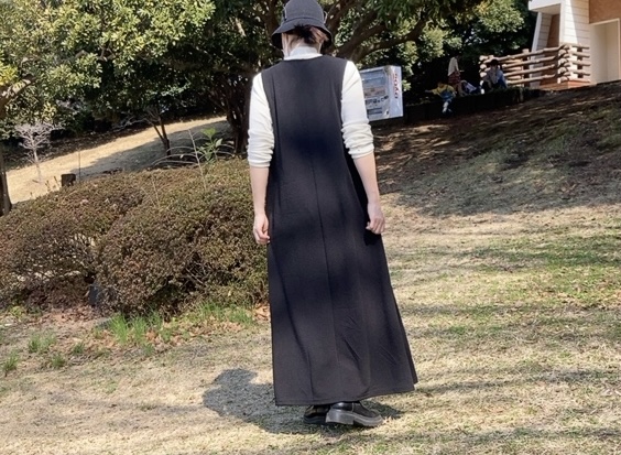 【coca エンボスVネックノースリーブワンピース】着心地は軽くてサラサラ!汗をかいてもベタつかず、ずっと快適な着心地が続きます