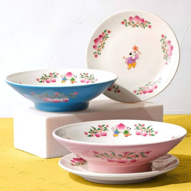 【カルディ】「オリジナル 桃と唐子のレトロ皿セット」（藍色/桃色）各¥1,400　オリジナル 深皿、オリジナル 平皿、オリジナル 青菜炒めの素のセット