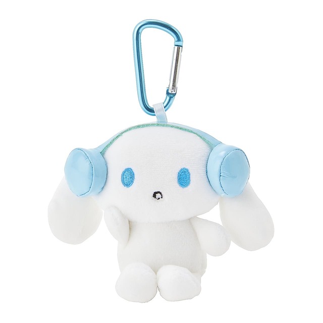【ニュウマン新宿限定 「I.CINNAMOROLL」 コラボレーション商品】I.CINNAMOROLL ミニマスコットホルダー(全4種) 1,760円 ヘッドホンをしたアイシナモロール