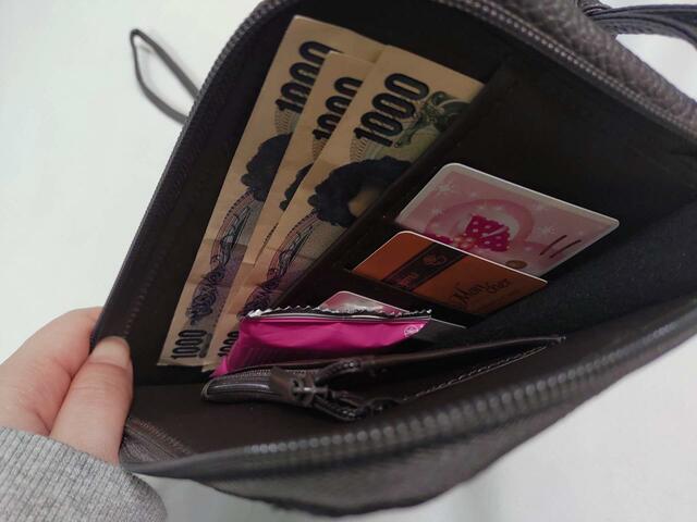 薄いタイプのお菓子（包装されたクッキーなど）も入る♪