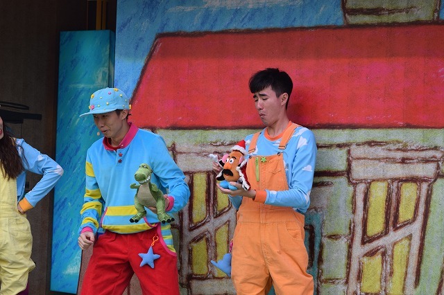 トイ・ストーリーのパペットショーではポテトヘッドがサンタに ©Disney