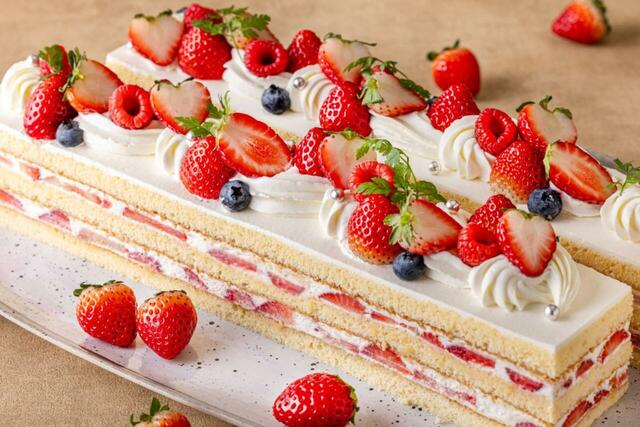 「苺のショートケーキ」＜期間：2026年1月7日～4月30日＞【“断面美”ミルフィーユやフレジエが登場！苺がきらめく「横浜ベイシェラトンのナイトスイーツブッフェ」】