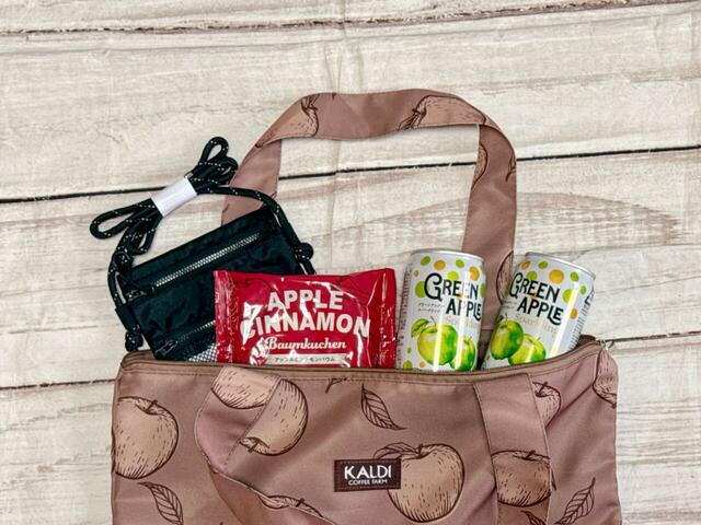 【カルディ りんごバッグ】りんごデザインのバッグにミニショルダーバッグ、青りんごのサワー2本、焼き菓子が入った豪華な4点セットです!
