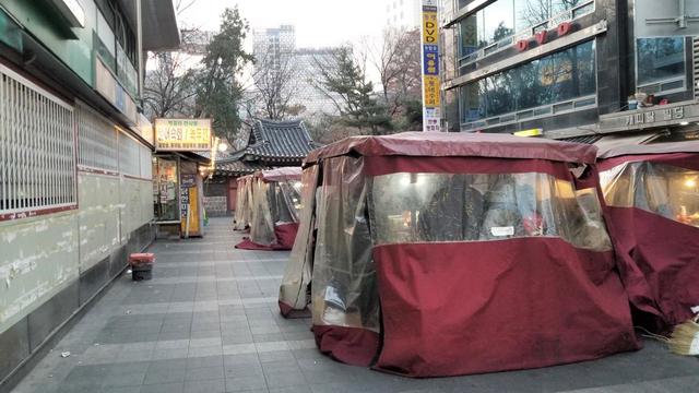 タプコル公園の東側の門まで屋台が並んでいる。この写真は冬なのでテントの幌が下りている