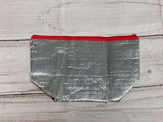 背面は装飾がないシンプルなデザイン