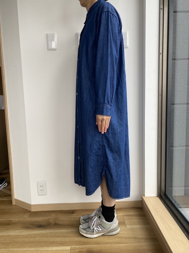 【無印良品　洗いざらし デニム長袖シャツワンピース】裾のスリットのおかげで歩きやすく、また重たい印象にもなりません♪