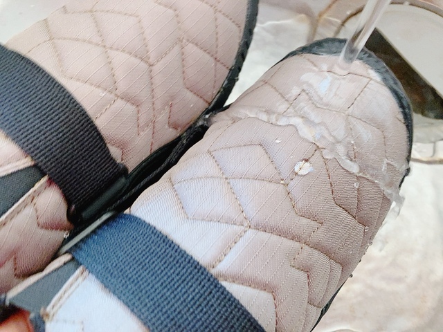 【ワークマン 防寒防炎キャンパーモック】撥水加工もあり!実際に水をかけても中に染み込むことはありませんでした