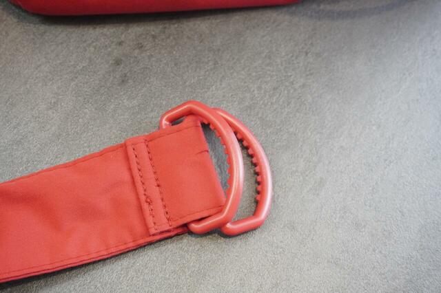 アジャスターは凹凸があり、ショルダーストラップがずれにくい