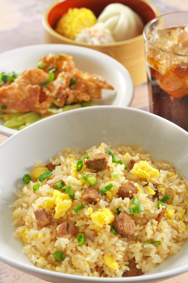 ヴォルケイニア・レストラン ヴォルケイニアセット チャーハンまたはつけ麺、アントレ（スモールポーション）から1品、スープ、サラダ、点心、デザートから1品、ソフトドリンクのチョイス