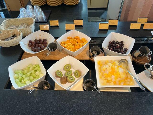 【カフェトスカ モーニングブッフェ】フルーツコーナーにはぶどう・オレンジ・メロン・キウイなど種類豊富！みずみずしさがしっかり保たれていて朝にぴったり♪