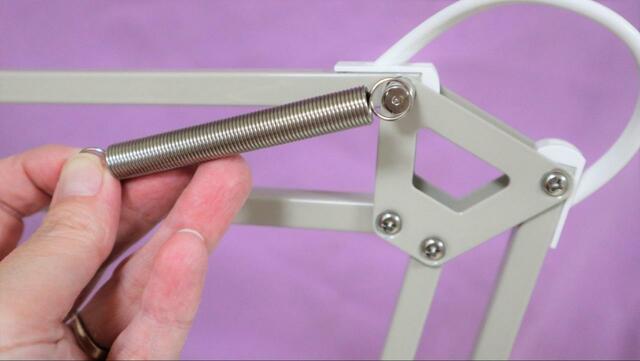 【IKEA テルティアル ワークランプ】付属のバネ2本をアームに引っ掛ける