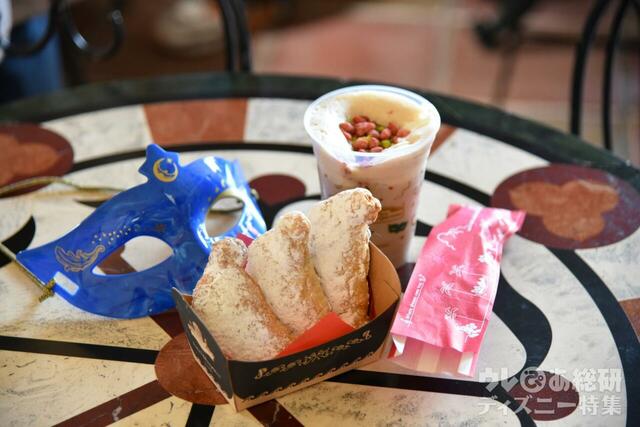 「ディズニーストーリービヨンド」メニュー/キアッケレ(コーヒー&マスカルポーネ)680円 ピスタチオとストロベリーのカフェモカ850円