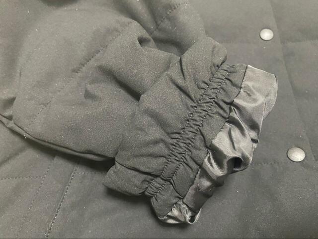 【Honeys ノーカラーライトブルゾン】袖口も裾と同じくゴム仕様。自転車通勤などでも大活躍！