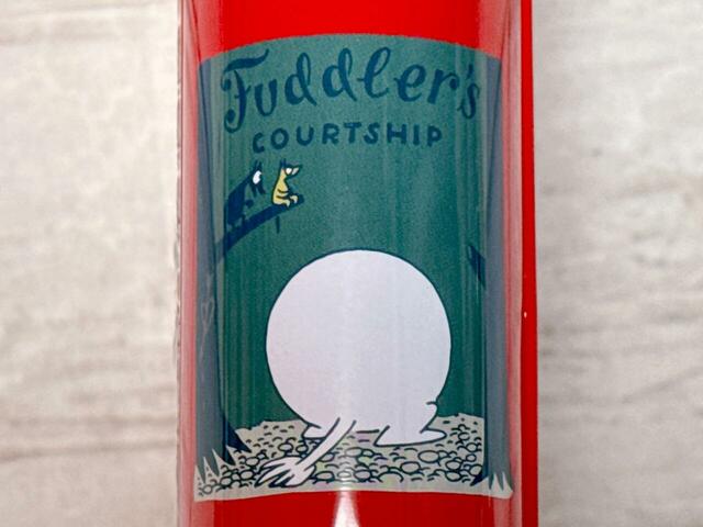 【カルディ/ムーミン ブックティン】背表紙にあたる部分にはムーミンのかわいいおしりが!