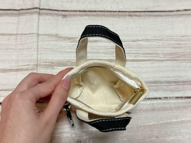 内側はポケットなどはないシンプルな作り