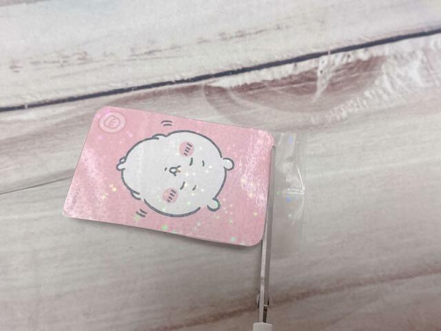 【ちいかわ キラだッッ ホログラムカードメーカー】カードからはみ出ている部分をハサミでカットします