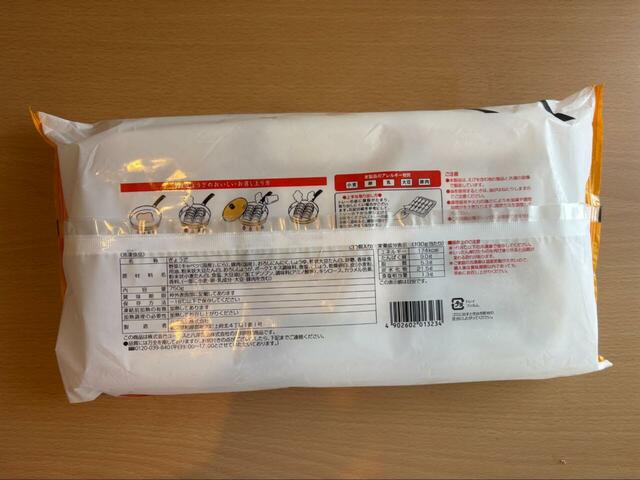 【ロピア にんにくマシマシ餃子】裏面には原材料や栄養成分がしっかり記載、製造者の表示も確認できました♪