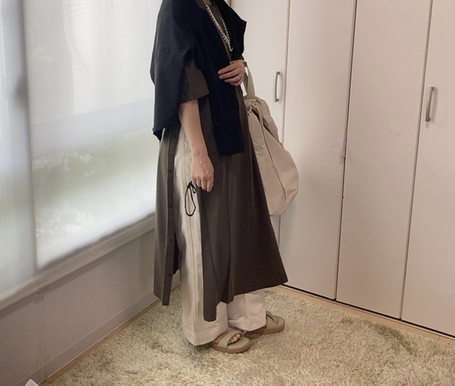 【UNIQLO U クレープコットンスナップワンピース（半袖）】ブラック、ブラウン、ホワイトの落ち着いたカラーでまとめてみました