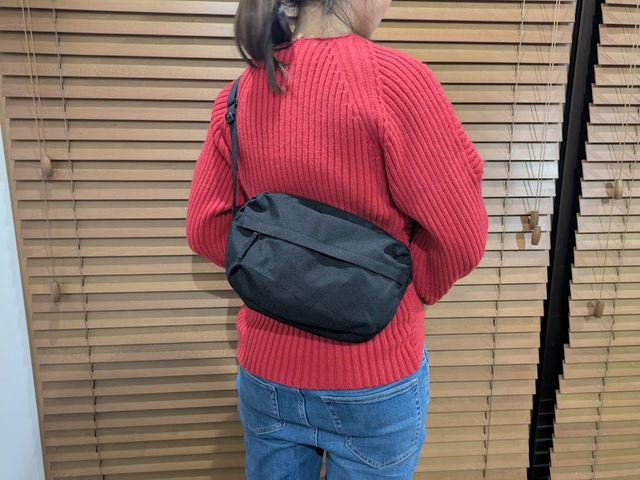 【無印良品 背面ポケット付き　撥水ショルダーバッグ】ショルダーストラップを最も短くしてボディバッグのように体に密着させて使うこともできます◎