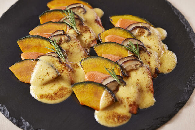 「サーモンとかぼちゃのボム・ファム仕立て」<期間:2024年10月12日〜14日>【おばけのスイーツや秋の本格料理が楽しめる『ハロウィーンスイーツブッフェ』3日間の限定開催!】