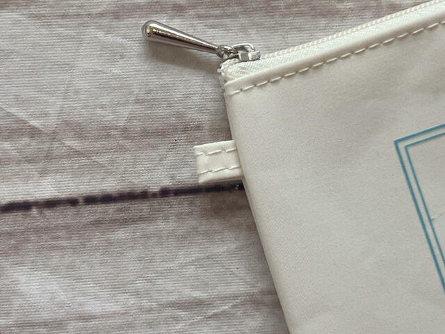 サイドにループ付き。付属のボールチェーンを通せばバッグにつけられます