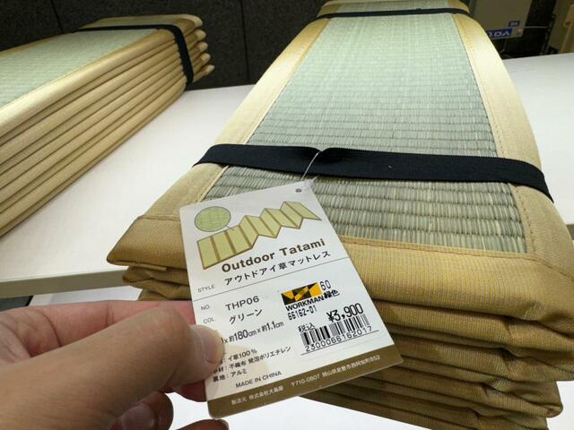 【ワークマン アウトドアイ草マットレス】サイズ：使用時 約長さ180×幅60×厚み1.1cm、収納時 約長さ20×幅60×高さ10cm