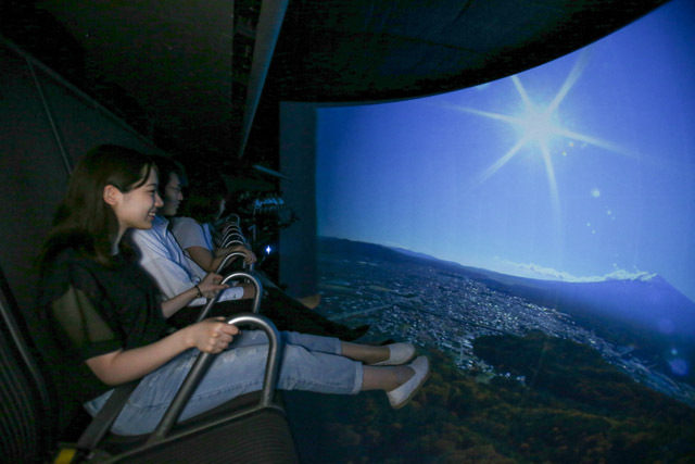 富士急ハイランド「富士飛行社」