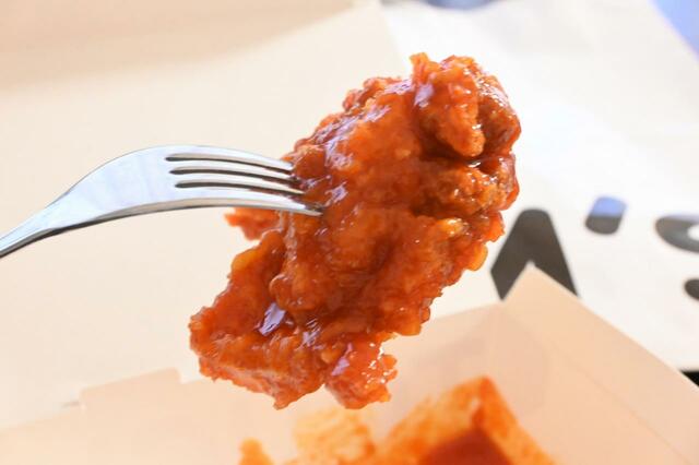 「骨なしヤンニョムチキン」はホットな味わい！（※フォークはお店のものとは異なります）