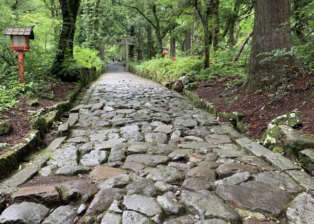 大神山神社に続く道を自然石を敷きつめた参道の長さが約700mで日本国最長
