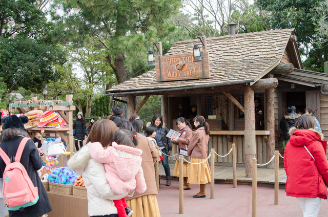 「フロンティア・ウッドクラフト」外観｜東京ディズニーランド 2016年「アナとエルサのフローズンファンタジー」