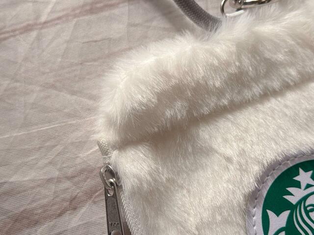 素材はポリエステル。ふわふわもこもこのフェイクファー生地