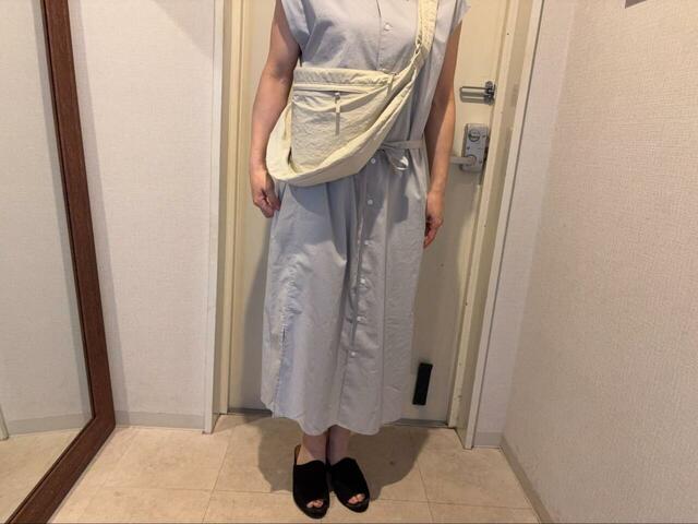 【Uniqlo U ショルダーバッグナイロン】ワンピ＋パンプスのきれいめコーデに合わせると、ほどよい抜け感が生まれます