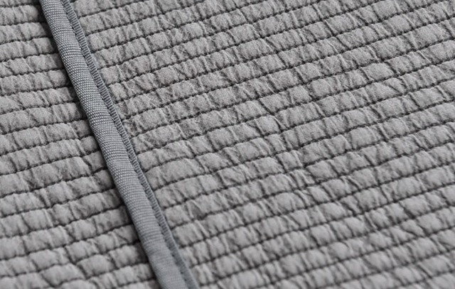 【ボンマモン「すっきりスリムな ヌビ風 PCケース」】ボンモマンで採用しているのは、ウォッシュ加工をかけてほんのり杢調に仕上げた素材です