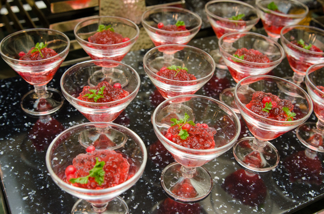 “ディズニー・イースター” ランチブッフェ／ディナーブッフェ｜東京ディズニーランドホテル「シャーウッドガーデン・レストラン」©Disney