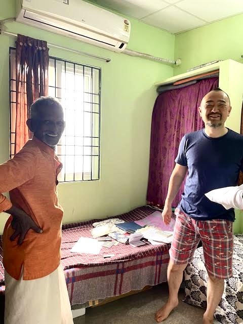 【南インド料理 葉菜hana】インドのお父さんと呼ぶアンディさんの家で撮ったツーショット