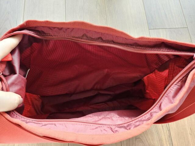 【mont-bell　L.W.ショルダーバッグ S】約高さ28×幅41×奥行11cm。A4サイズも入るサイズ感なのに重さはたったの195g！