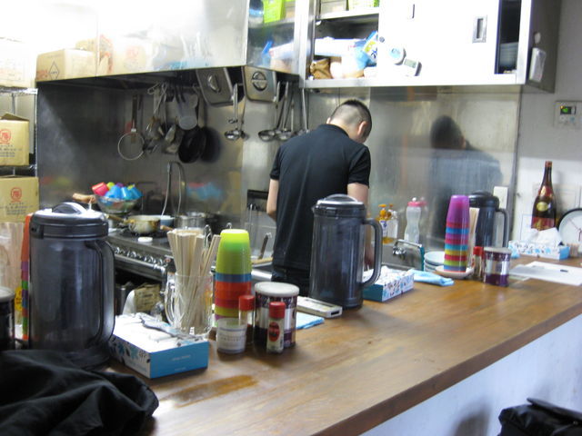 仕込みをしている最中にお話を伺った