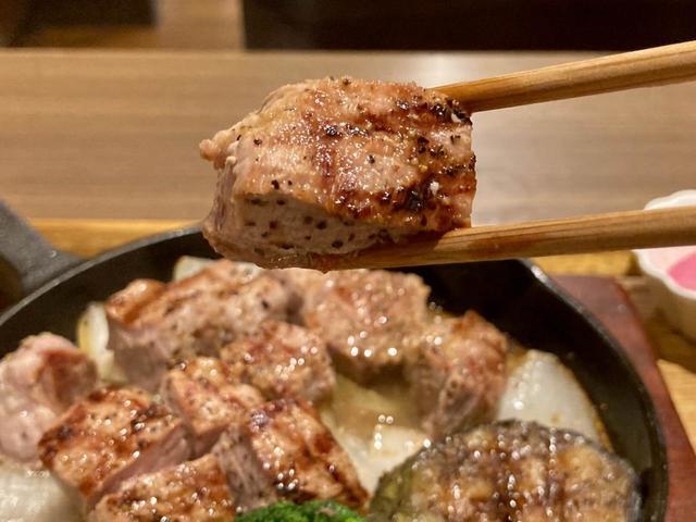 ふっくらっと焼き上がった豚ステーキ