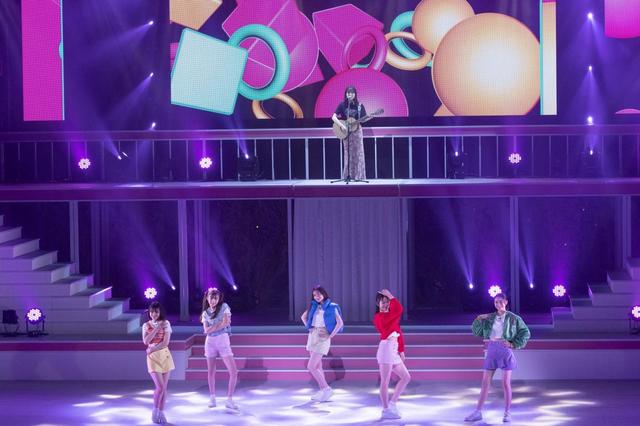 『舞台 Bling Bling By Seventeen』 ⒸSeventeen／集英社 撮影／田﨑嗣朗 【第1部舞台写真：上段）秋田汐梨、下段）左から瀬戸琴楓・市ノ瀬アオ・雑賀サクラ・大友樹乃・田鍋梨々花】