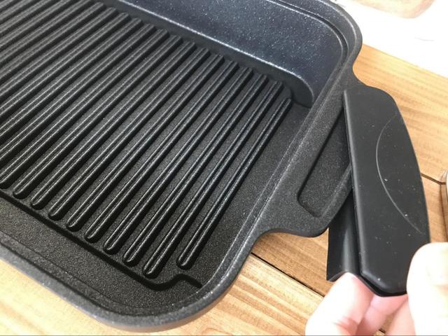 【アイリスオーヤマ　グリルパン】持ち手はやけど防止のシリコンカバー付き