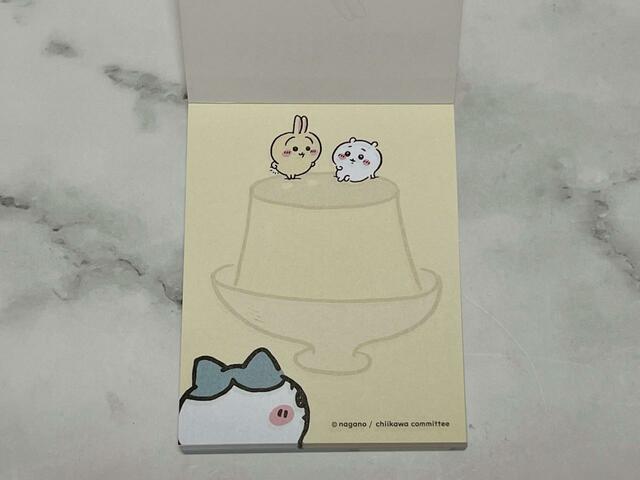 中身は巨プリンに乗って遊ぶちいかわ＆うさぎ。ハチワレもいますね♪