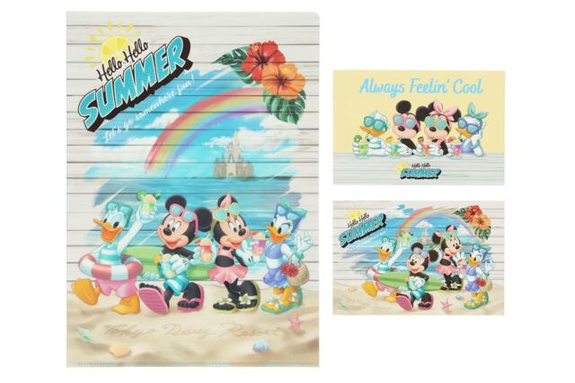 ポストカード&クリアホルダー 800円｜夏の東京ディズニーリゾート「Hello Hello SUMMER!」グッズ｜販売店舗：東京ディズニーランド「グランドエンポーリアム」、東京ディズニーシー「タワー・オブ・テラー・メモラビリア」｜発売日：2026年6月11日（木）