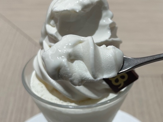 【よつ葉ミルクプレイス】食べすすめるうちにテクスチャが変化することに気づくはず