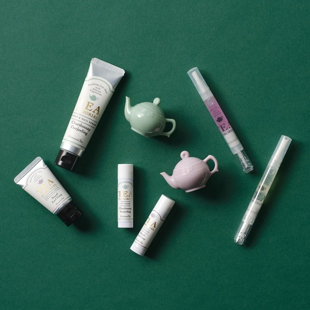 【Afternoon Tea LIVING】ハンドセラムSS ¥660、ハンドセラムS ¥990、マルチバーム 各¥990、リップクリーム 各¥880、ネイルオイル 各¥1,650