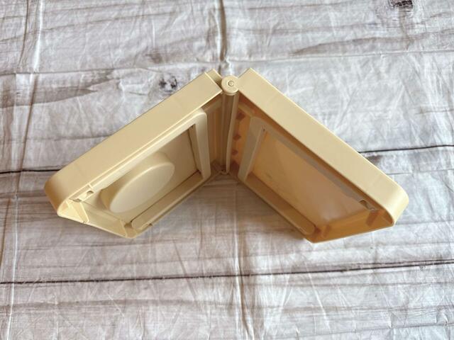 使い方は簡単。まずは天板を開きます