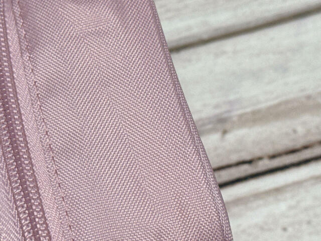 側面はポリエステル風の生地